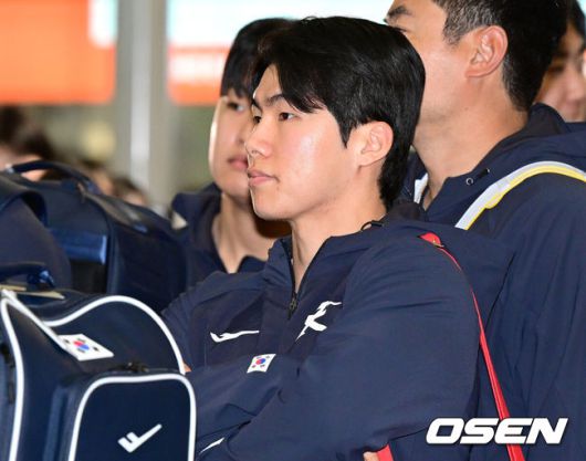 [OSEN=인천공항, 최규한 기자] 류지현 감독이 이끄는 한국 야구대표팀이 오는 3월 열리는 WBC를 준비하기 위해 9일 오전 인천공항을 통해 미국령 사이판으로 출국했다.류지현호는 9일부터 21일까지 사이판에서 1차 전지훈련 담금질에 나선다.대표팀 김혜성을 비롯한 선수들이 출국 수속을 밟고 있다. 2026.01.09 / dreamer@osen.co.kr