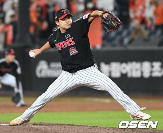 [OSEN=대전, 손용호 기자] 30일 대전 한화생명볼파크에서 2025 신한 SOL Bank KBO리그 포스트시즌 한국시리즈 4차전 한화 이글스와 LG 트윈스의 경기가 열렸다.이날 경기에 한화는 와이스를, LG는 치리노스를 선발투수로 내세웠다. 7회말 LG 장현식이 투구하고 있다.  2025.10.30/spjj@osen.co.kr