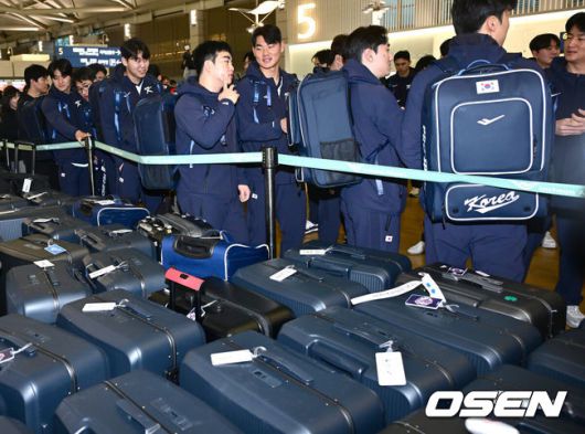 [OSEN=인천공항, 최규한 기자] 류지현 감독이 이끄는 한국 야구대표팀이 오는 3월 열리는 WBC를 준비하기 위해 9일 오전 인천공항을 통해 미국령 사이판으로 출국했다.류지현호는 9일부터 21일까지 사이판에서 1차 전지훈련 담금질에 나선다.대표팀 선수들이 출국 수속을 밟고 있다. 2026.01.09 / dreamer@osen.co.kr