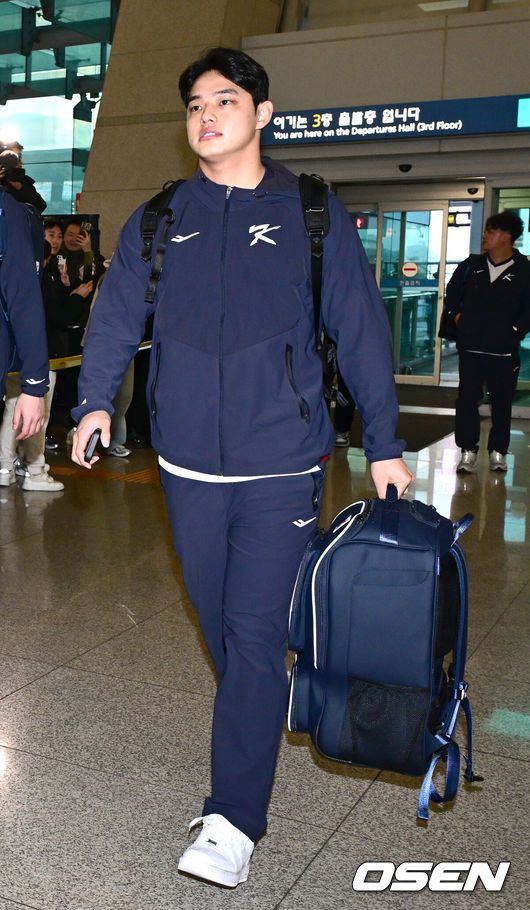 [OSEN=인천공항, 최규한 기자] 류지현 감독이 이끄는 한국 야구대표팀이 오는 3월 열리는 WBC를 준비하기 위해 9일 오전 인천공항을 통해 미국령 사이판으로 출국했다.류지현호는 9일부터 21일까지 사이판에서 1차 전지훈련 담금질에 나선다.대표팀 문동주가 출국장에 들어서고 있다. 2026.01.09 / dreamer@osen.co.kr