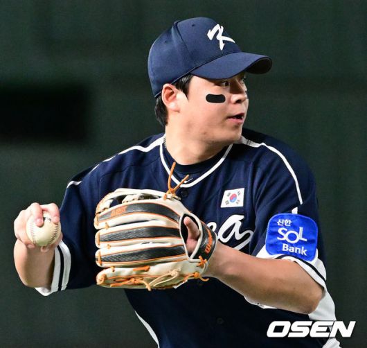 [OSEN=도쿄(일본), 조은정 기자]15일 일본 도쿄돔에서 ‘2025 NAVER K-BASEBALL SERIES’ 대한민국과 일본의 1차전 경기가 열렸다.한국은 곽빈, 일본은 소타니 류헤이를 선발투수로 내세웠다.3회말 무사 1루에서 대한민국 노시환이 사카모토의 3루땅볼을 처리하고 있다. 2025.11.15. /cej@osen.co.kr