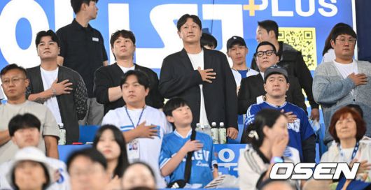 [OSEN=대구, 이석우 기자] 30일 대구삼성라이온즈파크에서 2025 신한 SOL 뱅크 KBO 리그 삼성 라이온즈와 KIA 타이거즈의 경기가 열렸다. 홈팀 삼성은 후라도가, 방문팀 KIA는 김태형이 선발 출전했다. 추신수, 이대호, 정근우 등 동료들이 삼성 라이온즈 오승환의 은퇴 경기에서 국민의례를 하고 있다. 2025.09.30 / foto0307@osen.co.kr