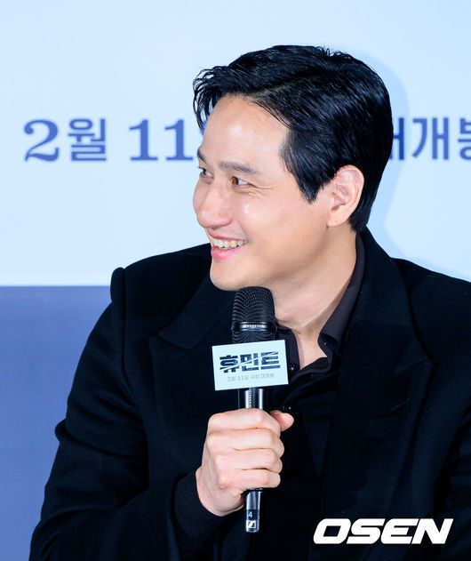 [OSEN=지형준 기자] 12일 오전 서울 광진구 자양동 롯데시네마 건대입구에서 영화 '휴민트' 제작보고회가 열렸다.영화 ‘휴민트’는 비밀도, 진실도 차가운 얼음 바다에 수장되는 블라디보스토크에서 서로 다른 목적을 가진 이들이 격돌하는 이야기.배우 박해준이 간담회를 하고 있다.  2026.01.12 / jpnews@osen.co.kr