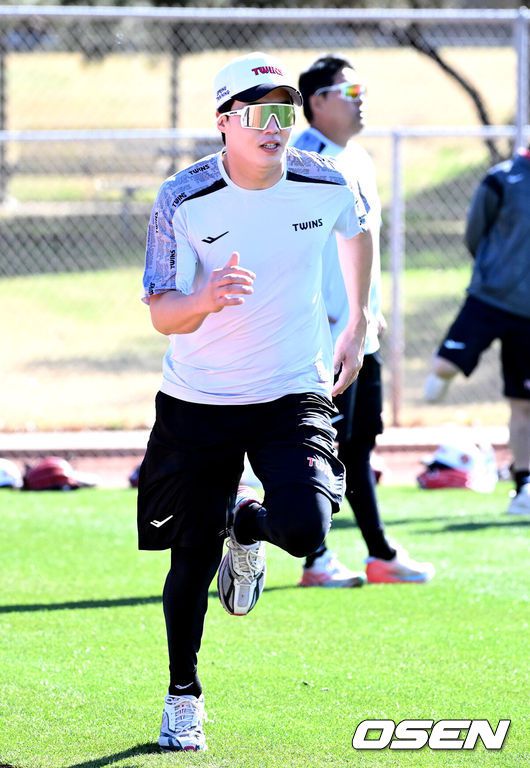 [OSEN=애리조나(미국), 이대선 기자] 20일(한국시간) 미국 애리조나주 스코츠데일 인디언스쿨 파크 베이스볼필드에서 LG 트윈스의 1차 스프링캠프가 진행됐다. LG 임찬규가 러닝 훈련을 하고 있다. 2025.02.20 / sunday@osen.co.kr