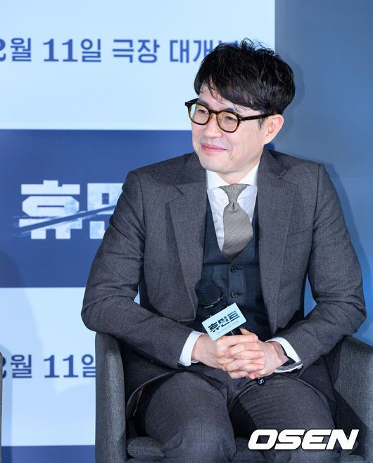 [OSEN=지형준 기자] 12일 오전 서울 광진구 자양동 롯데시네마 건대입구에서 영화 '휴민트' 제작보고회가 열렸다.영화 ‘휴민트’는 비밀도, 진실도 차가운 얼음 바다에 수장되는 블라디보스토크에서 서로 다른 목적을 가진 이들이 격돌하는 이야기.류승완 감독이 간담회를 하고 있다.  2026.01.12 / jpnews@osen.co.kr