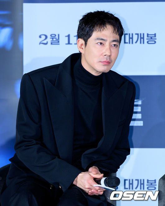 [OSEN=지형준 기자] 12일 오전 서울 광진구 자양동 롯데시네마 건대입구에서 영화 '휴민트' 제작보고회가 열렸다.영화 ‘휴민트’는 비밀도, 진실도 차가운 얼음 바다에 수장되는 블라디보스토크에서 서로 다른 목적을 가진 이들이 격돌하는 이야기.배우 조인성이 질문에 귀 기울이고 있다.  2026.01.12 / jpnews@osen.co.kr