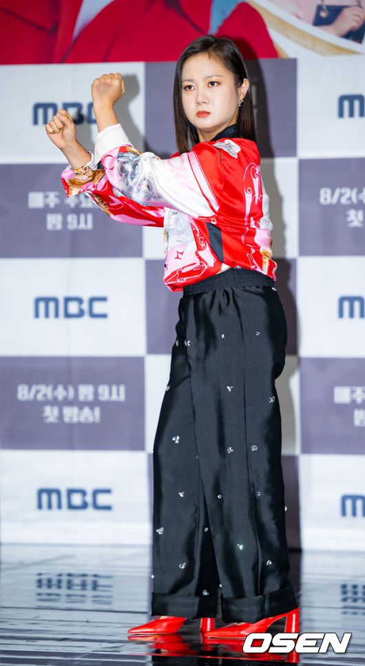 [OSEN=민경훈 기자] 31일 서울 마포구 상암 MBC 골든마우스홀에서 MBC 시사교양 ‘빈집살래 시즌3-수리수리 마을수리’ 제작발표회가 열렸다.개그우먼 박나래가 포즈를 취하고 있다. 2023.07.31 / rumi@osen.co.kr