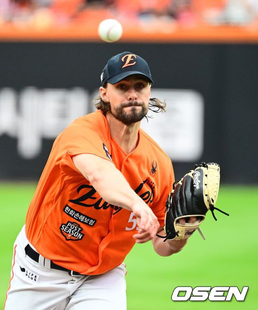 [OSEN=대전, 지형준 기자] 19일 오후 대전 한화생명볼파크에서 2025 신한 SOL Bank KBO리그 포스트시즌 플레이오프 2차전 한화 이글스와 삼성 라이온즈의 경기가 열렸다.한화는 라이언 와이스, 삼성은 최원태를 선발 투수로 내세웠다.1회 한화 와이스가 역투하고 있다. 2025.10.19 /jpnews@osen.co.kr