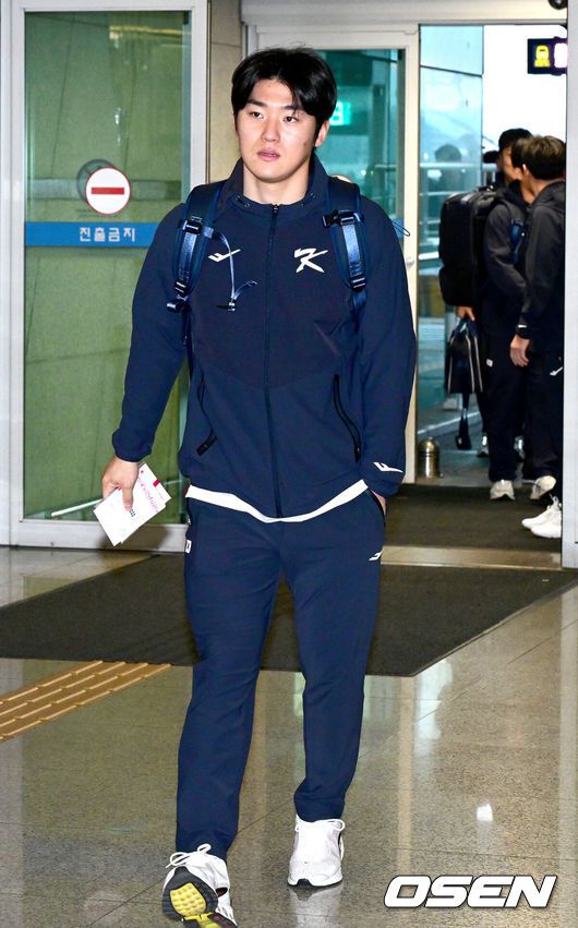 [OSEN=인천공항, 최규한 기자] 류지현 감독이 이끄는 한국 야구대표팀이 오는 3월 열리는 WBC를 준비하기 위해 9일 오전 인천공항을 통해 미국령 사이판으로 출국했다.류지현호는 9일부터 21일까지 사이판에서 1차 전지훈련 담금질에 나선다.대표팀 김도영과 안현민이 출국 수속을 밟으며 대화를 나누고 있다. 2026.01.09 / dreamer@osen.co.kr