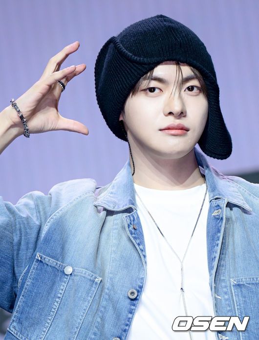 [OSEN=조은정 기자] 알파드라이브원 미니 1집 ‘EUPHORIA’ 발매 기념 미디어 쇼케이스가 12일 서울 용산구 블루스퀘어에서 열렸다.알파드라이브원의 데뷔 앨범인 미니 1집 ‘EUPHORIA’에는 선공개곡 ‘FORMULA’(포뮬러)와 타이틀곡 ‘FREAK ALARM’(프릭 알람)을 비롯해 ‘Raw Flame’(로우 플레임), ‘Chains’(체인스), ‘Never Been 2 Heaven’(네버 빈 투 헤븐), ‘Cinnamon Shake’(시나몬 셰이크)까지 총 6곡이 수록됐다.알파드라이브원 리오가 포즈를 취하고 있다.  2026.01.12 /cej@osen.co.kr