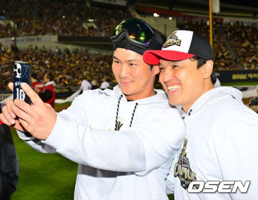 [OSEN=잠실, 민경훈 기자] 1일 오후 서울 잠실야구장에서  LG 트윈스의 한국시리즈 통합우승 IN 잠실' 행사가 열렸다.팬들을 위한 트로피 퍼포먼스, 선수단 그라운드 행진, 비하인드 스몰토크, 선수단 샴페인 샤워 등 다양한 프로그램이 펼쳐진다.잠실구장 그라운드 위에서 LG 오지환과 박동원이 기념 사진을 찍고 있다. 2025.11.01 /rumi@osen.co.kr