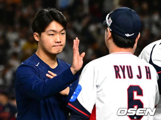 [OSEN=도쿄(일본), 조은정 기자] 대한민국 야구 대표팀이 극적인 무승부를 거두며 한일전 연패를 10연패에서 막았다.한국은 16일 일본 도쿄도 도쿄돔에서 열린 ‘2025 NAVER K-BASEBALL SERIES’ 일본과의 2차전에서 7-7 무승부를 거뒀다. 2연전 시리즈 1무 1패를 기록한한국은 2015년 프리미어12 준결승전 4-3 승리 이후 성인 대표팀 기준(아시안게임 제외) 한일전에서 10연패를 기록했지만 처음으로 무승부를 만드는데 성공했다.경기 종료 후 대한민국 정우주가 류지현 감독과 하이파이브를 하고 있다. 2025.11.16 /cej@osen.co.kr