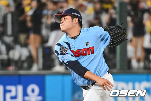 [OSEN=부산, 이석우 기자] 18일 부산 사직야구장에서 2024 신한 SOL 뱅크 KBO 리그 롯데 자이언츠와 LG 트윈스의 경기가 열렸다. 홈팀 롯데는 김진욱이 선발 출전하고 LG는 임찬규가 선발 출전했다.롯데 자이언츠 한현희가 역투하고 있다. 2024.09.18 / foto0307@osen.co.kr