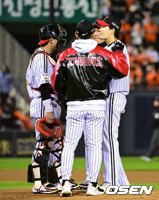 [OSEN=잠실, 이대선 기자] 27일 오후 서울 잠실야구장에서 2025 신한 SOL Bank KBO리그 포스트시즌 한국시리즈 2차전 LG 트윈스와 한화 이글스의 경기가 열렸다.LG는 임찬규, 한화는 류현진을 선발 투수로 내세웠다.1회초 1사에서 마운드를 방문한 LG 김광삼 코치가 임찬규와 이야기를 나누고 있다. 2025.10.27 /sunday@osen.co.kr