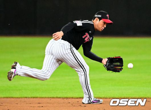 [OSEN=대전, 지형준 기자] 30일 대전 한화생명볼파크에서 2025 신한 SOL Bank KBO리그 포스트시즌 한국시리즈 4차전 한화 이글스와 LG 트윈스의 경기가 열렸다.이날 경기에 한화는 와이스를, LG는 치리노스를 선발투수로 내세웠다. 3회말 1사에서 LG 오지환이 한화 손아섭의 유격수 땅볼 내야 안타 타구를 쫓고 있다. 2025.10.30 / jpnews@osen.co.kr