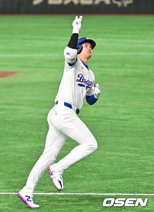 [OSEN=도쿄(일본), 박준형 기자] 19일 오후 일본 도쿄돔에서 MLB 월드투어 도쿄 개막시리즈 2차전 시카고 컵스와 LA 다저스의 경기가 진행됐다이날 선발투수로 시카고컵스는 저스틴 스틸을, LA다저스는 사사키를 내세웠다. 5회초 1사 LA 다저스 오타니가 솔로홈런을 날린뒤 세리머니를 하고 있다.  2025.03.19 / soul1014@osen.co.kr