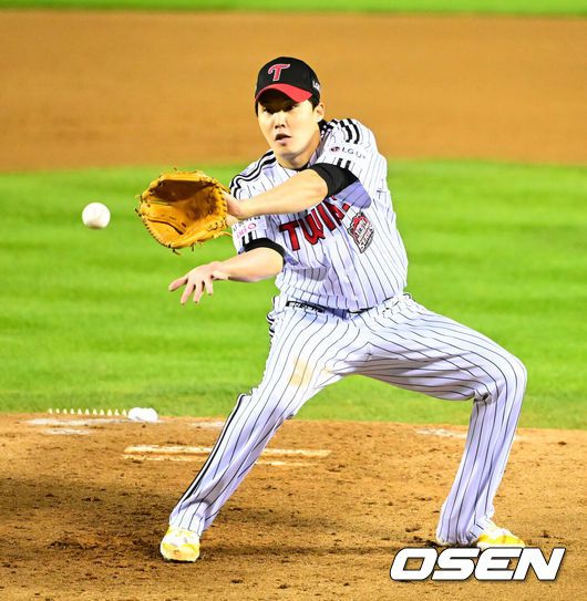 [OSEN=잠실, 지형준 기자] 27일 오후 서울 잠실야구장에서 2025 신한 SOL Bank KBO리그 포스트시즌 한국시리즈 2차전 LG 트윈스와 한화 이글스의 경기가 열렸다.LG는 임찬규, 한화는 류현진을 선발 투수로 내세웠다.2회초 무사에서 LG 임찬규가 한화 최재훈의 투수 땅볼 타구를 처리하고 있다. 2025.10.27 /jpnews@osen.co.kr