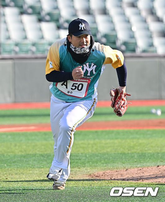 [OSEN=울산, 이석우 기자] 13일 울산 문수야구장에서 울산 웨일즈 트라이아웃이 열렸다. 정원 35명 모집에 무려 230명이 지원한 KBO 퓨처스리그 최초의 시민구단 울산 웨일즈는 13·14일 이틀간의 트라이아웃을 거쳐 15일 합격자를 발표한다.일본 오카다 아키타케가 트라이아웃에 참가하고 있다. 2026.01.13 / foto0307@osen.co.kr