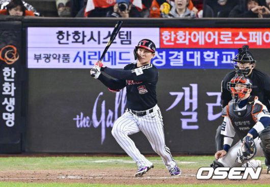 [OSEN=대전, 박준형 기자] 31일 대전 한화생명볼파크에서 2025 신한 SOL Bank KBO리그 포스트시즌 한국시리즈 5차전 한화 이글스와 LG 트윈스의 경기가 열렸다.이날 경기에 한화는 문동주를, LG는 톨허스트를 선발투수로 내세웠다. 3회초 1사 만루 LG 오지환이 다시 앞서가는 1타점 희생플라이를 날리고 있다.  2025.10.31 / soul1014@osen.co.kr