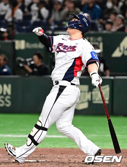 [OSEN=도쿄(일본), 조은정 기자] 16일 오후 일본 도쿄돔에서  ‘2025 NAVER K-BASEBALL SERIES’ 대한민국과 일본의 2차전 경기가 열렸다.한국은 정우주, 일본은 카네마루 유메토를 선발투수로 내세웠다.7회말 1사 만루에서 대한민국 박동원이 희생플라이를 날리고 있다. 2025.11.16 /cej@osen.co.kr