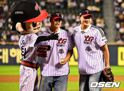 [OSEN=잠실, 지형준 기자] 1일 서울 잠실구장에서 ‘2025 신한 SOL Bank KBO리그’ LG 트윈스와 NC 다이노스의 경기가 열렸다. LG는 우승 매직넘버 ‘1’을 남겨두고 있다. 2026년 신인 2라운드 박준성(왼쪽)이 시구, 1라운드 양우진이 시포를 마치며 인사를 있다. 2025.10.01 /jpnews@osen.co.kr