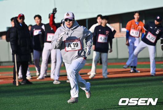 [OSEN=울산, 이석우 기자] 13일 울산 문수야구장에서 울산 웨일즈 트라이아웃이 열렸다. 정원 35명 모집에 무려 230명이 지원한 KBO 퓨처스리그 최초의 시민구단 울산 웨일즈는 13·14일 이틀간의 트라이아웃을 거쳐 15일 합격자를 발표한다.전 키움 히어로즈 외야수 김동엽이 트라이아웃에 참가하고 있다. 2026.01.13 / foto0307@osen.co.kr