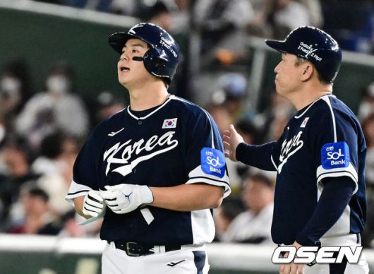 [OSEN=도쿄(일본), 조은정 기자]15일 일본 도쿄돔에서 ‘2025 NAVER K-BASEBALL SERIES’ 대한민국과 일본의 1차전 경기가 열렸다.한국은 곽빈, 일본은 소타니 류헤이를 선발투수로 내세웠다.6회초 2사 1루에서 대한민국 노시환이 2루땅볼로 물러나며 아쉬워하고 있다. 2025.11.15. /cej@osen.co.kr