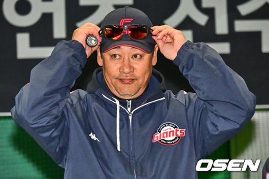 [OSEN=김해, 이석우 기자] 25일 김해 상동구장에서 2023년을 마무리하는 롯데 자이언츠 납회식이 열렸다.롯데 자이언츠 김민재 코치가 납회식에서 인사를 하고 있다. 2023.11.25 / foto0307@osen.co.kr