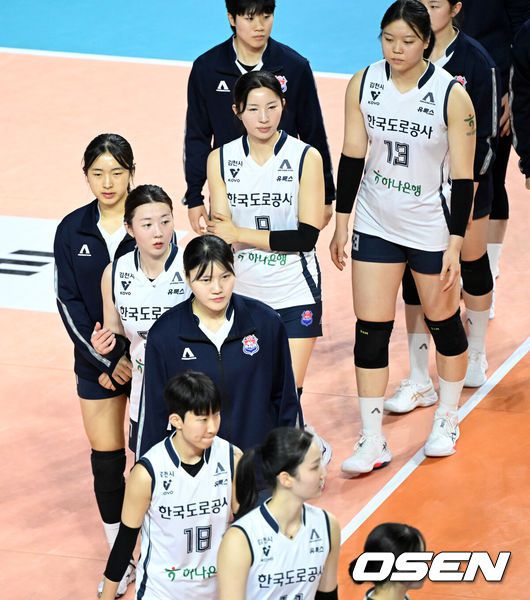 [OSEN=인천, 이대선 기자] 흥국생명은 14일 오후 인천 삼산월드체육관에서 열린 진에어 2025-2026 V-리그 한국도로공사와의 경기에서 세트 스코어 3-1(23-25, 25-22, 29-27, 25-0)로 승리했다.흥국생명은 3연승을 달렸다.경기 종료 후 한국도로공사 선수들이 패배에 아쉬워하고 있다. 2026.01.14 /sunday@osen.co.kr