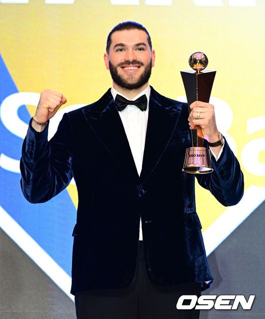 [OSEN=지형준 기자] 24일 오후 서울 잠실 롯데호텔 월드 크리스탈볼룸에서 ‘2025 신한 SOL뱅크 KBO 시상식’이 열렸다.예상대로였다. 한화 이글스 코디 폰세(31)가 2025시즌 MVP로 선정됐다.폰세는기자단 투표 124표 중 96표(76%)를 얻어 23표에 그친 르윈 디아즈(삼성)를 제치고 수상했다. SSG앤더슨, 삼성 후라도, NC 라일리, KT 안현민, 롯데 레이예스가 각각 1표식 얻었다. 폰세는부상으로 The Kia EV6 전기차를 부상으로 받았다.MVP 한화 폰세가 트로피에 키스를 하고 있다. 2025.11.24 /jpnews@osen.co.kr