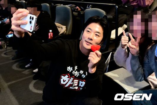 [OSEN=이대선 기자] ‘히트맨2’ 무대인사 도중 권상우가 무릎을 꿇고 관객에게 진심을 전하고 있다