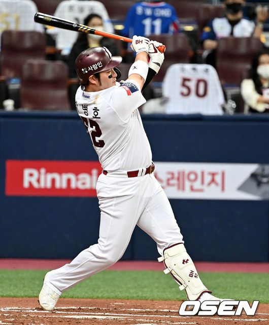 [OSEN=대구, 이대선 기자] 16일 오후 대구삼성라이온즈파크에서 ’2021 신한은행 SOL KBO리그’ 삼성 라이온즈와 키움 히어로즈의 더블헤더 2차전 경기가 열렸다.4회초 무사 1루에서 키움 박병호가 좌월 투런 홈런을 치고 그라운드를 돌고 있다. 2021.10.16 /sunday@osen.co.kr