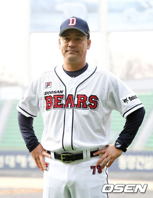 [OSEN=지형준 기자] 두산 베어스 시무식 겸 창단 기념일 행사가 15일 오전 서울 잠실야구장에서 열렸다.올시즌 합류한 김민재 코치가 포토데이 행사를 하고 있다. /jpnews@osen.co.kr