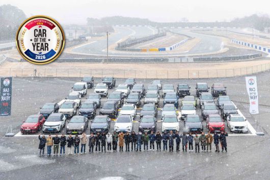 실차테스트를 마친 뒤 기념촬영을 하고 있는 한국자동차전문기자협회 회원들.