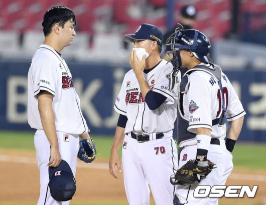 [OSEN=잠실, 곽영래 기자] 25일 오후 서울 잠실야구장에서 '2020 신한은행 SOL KBO리그' 두산 베어스와 KIA 타이거즈의 경기가 열렸다.4회초 무사 2,3루 두산 김원형 코치가 마운드에 올라 이영하와 이야기를 나누고 있다. /youngrae@osen.co.kr