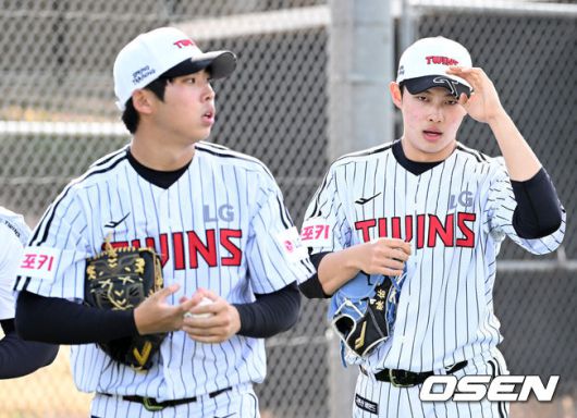 [OSEN=애리조나(미국), 이대선 기자] 14일(한국시간) 미국 애리조나주 스코츠데일 인디언스쿨 파크 베이스볼필드에서 LG 트윈스의 1차 스프링캠프가 진행됐다. LG 추세현과 김영우가 훈련장을 이동하고 있다. 2025.02.14 / sunday@osen.co.kr