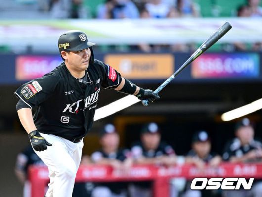 [OSEN=인천, 최규한 기자] 10일 인천 SSG랜더스필드에서 ‘2025 신한 SOL Bank KBO리그’ SSG 랜더스와 KT 위즈의 경기가 열렸다.홈팀 SSG는 드류 앤더슨, 방문팀 KT는 고영표를 선발로 내세웠다.5회초 무사 1루 상황 KT 장성우가 안타를 날리고 있다. 2025.07.10 / dreamer@osen.co.kr