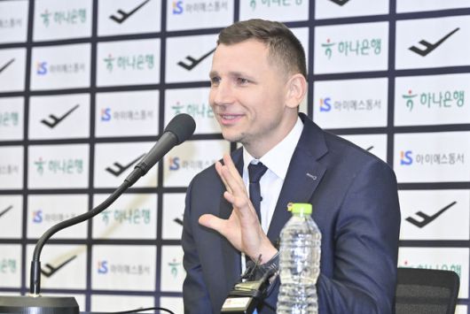 [OSEN=안양, 김성락 기자] 13일 오후 안양 정관장아레나에서 ‘하나은행 2025 남자농구 국가대표 평가전’ 대한민국과 일본의 두 번째 평가전이 열렸다. 대한민국은 지난 11일 열린 일본과의 첫 번째 평가전에서 91-77로 승리를 거뒀다. 1쿼터 대한민국 여준석이 점프슛을 시도하고 있다. 2025.07.13 / ksl0919@osen.co.kr