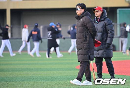 [OSEN=울산, 이석우 기자] 13일 울산 문수야구장에서 울산 웨일즈 트라이아웃이 열렸다. 정원 35명 모집에 무려 230명이 지원한 KBO 퓨처스리그 최초의 시민구단 울산 웨일즈는 13·14일 이틀간의 트라이아웃을 거쳐 15일 합격자를 발표한다.울산 웨일즈 장원진 감독과 코치들이 트라이아웃을 지켜보고 있다. 2026.01.13 / foto0307@osen.co.kr