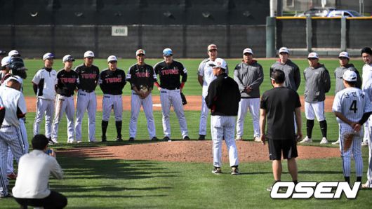 [OSEN=애리조나(미국), 이대선 기자] 20일(한국시간) 미국 애리조나주 스코츠데일 인디언스쿨 파크 베이스볼필드에서 LG 트윈스의 청백전이 진행됐다. LG 선수들이 김정준 수석코치의 말을 듣고 있다. 2025.02.20 / sunday@osen.co.kr