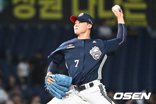 [OSEN=창원, 이석우 기자] 5일 창원NC파크에서 2025 신한 SOL 뱅크 KBO 리그 NC 다이노스와 두산 베어스의 경기가 열렸다. 홈팀 NC는 로건이, 방문팀 두산은 잭로그가 선발 출전했다. 두산 베어스 이교훈이 역투하고 있다. 2025.09.05 / foto0307@osen.co.kr