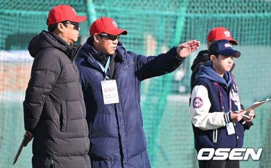 [OSEN=울산, 이석우 기자] 13일 울산 문수야구장에서 울산 웨일즈 트라이아웃이 열렸다. 정원 35명 모집에 무려 230명이 지원한 KBO 퓨처스리그 최초의 시민구단 울산 웨일즈는 13·14일 이틀간의 트라이아웃을 거쳐 15일 합격자를 발표한다.울산 웨일즈 장원진 감독과 최기문 코치가 트라이아웃을 지켜보고 있다. 2026.01.13 / foto0307@osen.co.kr