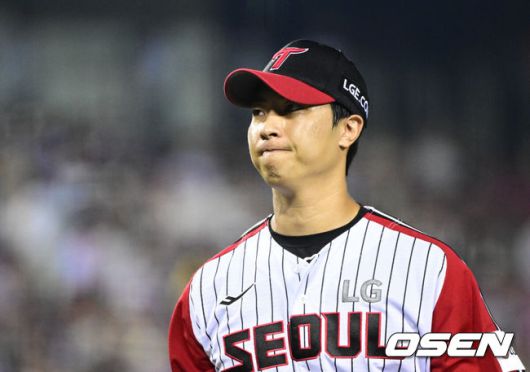 [OSEN=잠실, 조은정 기자]31일 오후 서울 잠실구장에서 ‘2025 신한 SOL Bank KBO리그’ LG 트윈스와 키움 히어로즈의 경기가 열렸다. 홈팀 LG는 손주영, 방문팀 키움은 알칸타라를 선발로 내세웠다. 5회초 이닝을 마친 LG 이정용이 더그아웃으로 향하고 있다. 2025.08.31 /cej@osen.co.kr