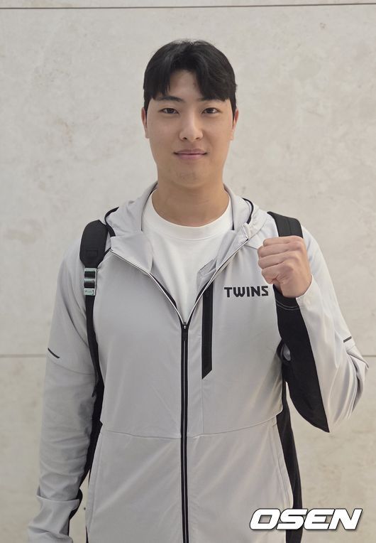 [OSEN=인천공항, 한용섭 기자] LG 트윈스 투수 이정용이 12일 미국 애리조나 스프링캠프로 출국하고 있다. /orange@osen.co.kr