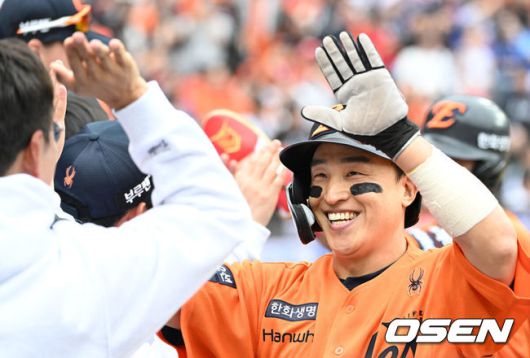 [OSEN=대전, 이대선 기자] 18일 오후 대전 한화생명볼파크에서 2025 신한 SOL Bank KBO리그 포스트시즌 플레이오프 1차전 한화 이글스와 삼성 라이온즈의 경기가 열렸다.한화는 폰세, 삼성은 가라비토를 선발 투수로 내세웠다.2회말 2사 만루에서 한화 문현빈의 우월 3타점 적시 2루타 때 홈을 밟은 손아섭이 환호하고 있다. 2025.10.18 /sunday@osen.co.kr