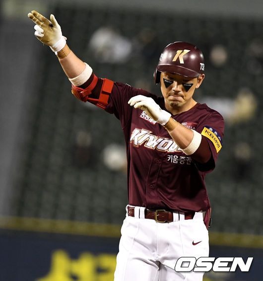 [OSEN=잠실, 최규한 기자] 13일 오후 서울 잠실야구장에서 ‘2021 신한은행 SOL KBO리그’ 두산 베어스와 키움 히어로즈의 경기가 열렸다.4회초 무사 2루 상황 키움 서건창이 달아나는 1타점 적시타를 날리고 1루에 안착해 기뻐하고 있다. / dreamer@osen.co.kr