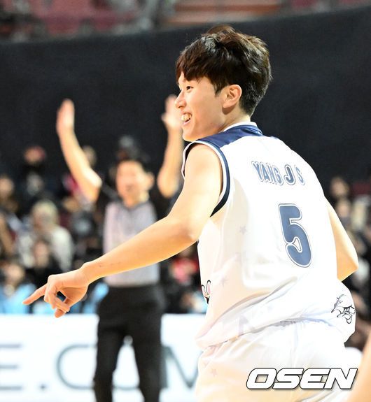 [OSEN=잠실, 이대선 기자] 18일 서울 잠실실내체육관에서 2025~2026시즌 LG전자 프로농구 올스타전이 열렸다.팬 투표와 선수단 투표, 감독 추천 선수로 이름을 올린 KBL  스타 24명이 유기상(LG)을 앞세운 '팀 브라운', 이정현(소노)이 선봉에 서는 '팀 코니'로 나뉘어 대결한다.3쿼터 양준석이 3점슛을 성공시키고 환호하고 있다. 2026.01.18 /sunday@osen.co.kr