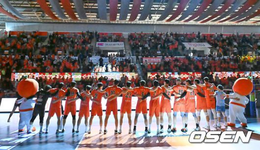 [OSEN=부산, 이석우 기자] 17일 부산 강서실내체육관에서 진에어 2025-2026 V리그 남자부 OK저축은행과 삼성화재의 경기가 열렸다. OK저축은행은 삼성화재전에서도 시즌 4번째 매진을 달성하며 뜨거운 홈 열기에 힘입어 세트 스코어 3-2로 짜릿한 역전승을 기록했다.OK저축은행 선수들이 5세트를 17-15로 승리한 후 팬들과 기쁨을 나누고 있다. 2026.01.17 / foto0307@osen.co.kr