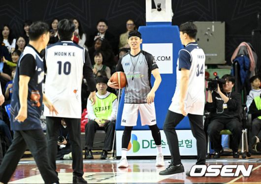 [OSEN=잠실, 이대선 기자] 18일 서울 잠실실내체육관에서 2025~2026시즌 LG전자 프로농구 올스타전이 열렸다.팬 투표와 선수단 투표, 감독 추천 선수로 이름을 올린 KBL  스타 24명이 유기상(LG)을 앞세운 '팀 브라운', 이정현(소노)이 선봉에 서는 '팀 코니'로 나뉘어 대결한다.감독 이벤트 매치에서 심판으로 나선 이관희가 판정을 하고 있다. 2026.01.18 /sunday@osen.co.kr