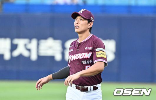 [OSEN=도쿄(일본), 조은정 기자] 16일 오후 일본 도쿄돔에서  ‘2025 NAVER K-BASEBALL SERIES’ 대한민국과 일본의 2차전 경기가 열렸다.한국은 정우주, 일본은 카네마루 유메토를 선발투수로 내세웠다.3회말 1사 만루에서 대한민국 송성문이 우전 2타점 적시타를 치고 있다. 2025.11.16 /cej@osen.co.kr